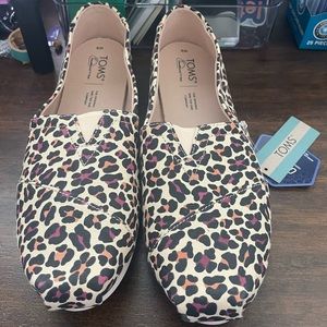 BNWT Cheetah Print Toms size 9